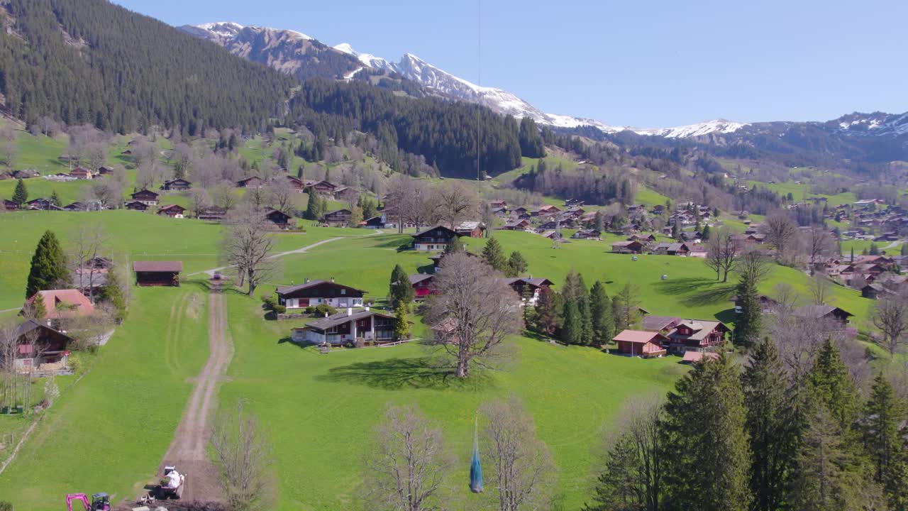 슬로우 모션으로 스위스 산에서 화물을 운반하는 헬리콥터의 드론 샷