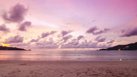 Lapso-De-Tiempo-De-4-K-De-La-Puesta-De-Sol-En-El-Paisaje-De-La-Playa-Del-Mar-Tropical-Luz-Del-Cielo-Del-Paisaje-De-Nubes-De-La-Naturaleza-Y-Las-Nubes-En-Movimiento