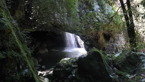 pintoresca formación rocosa, formada por la fuerza de la cascada sobre la cueva de basalto