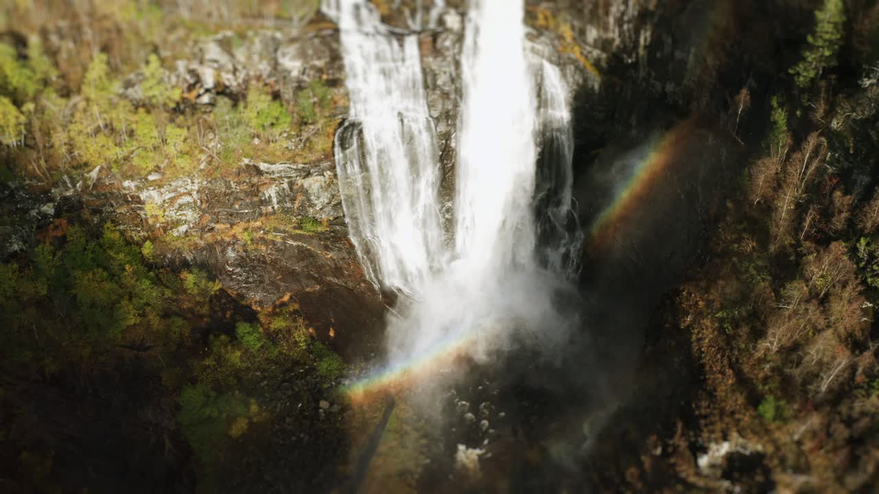 vista aérea de la impresionante cascada skjerfossen