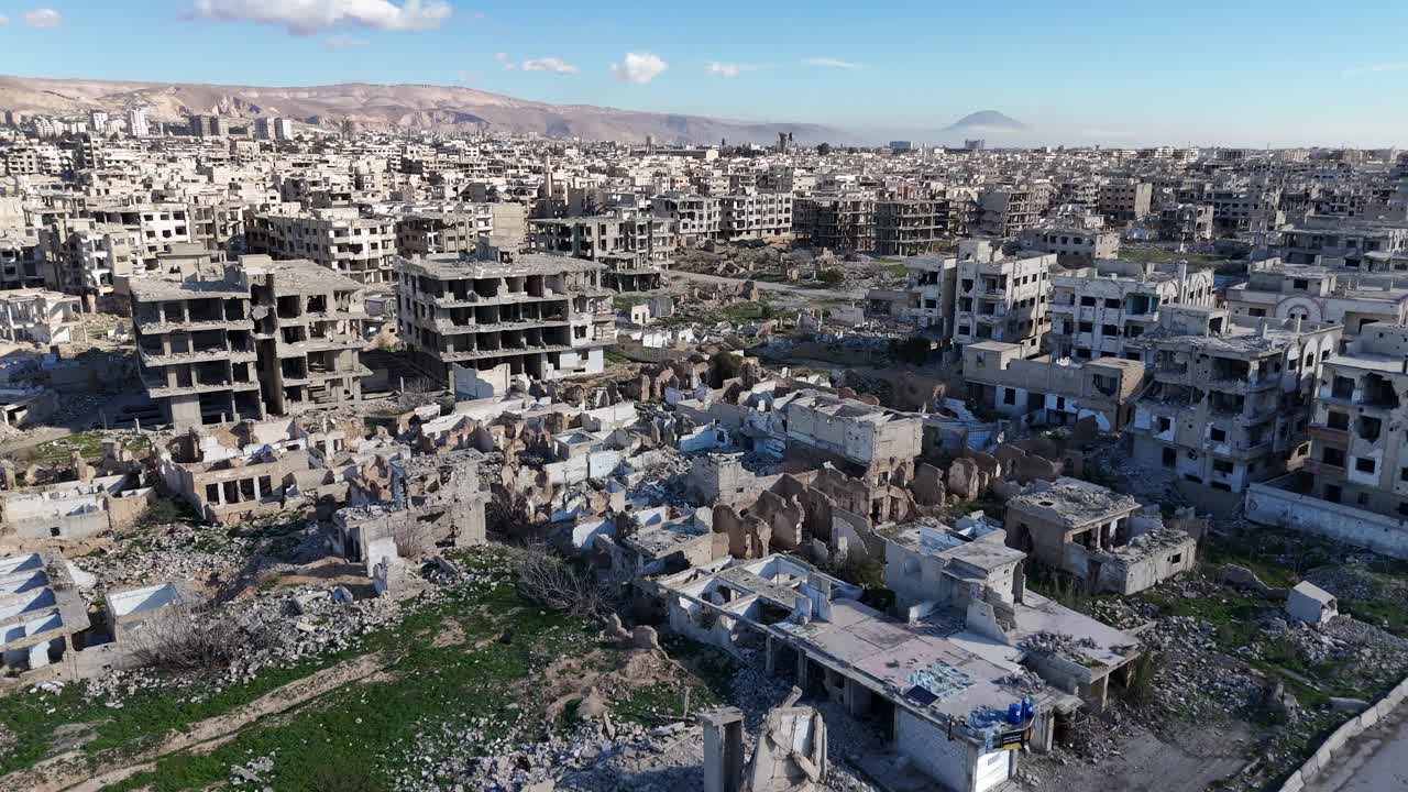 Ampio panorama aereo sul quartiere devastato di Jobar a Damasco, che mostra l'estensione delle rovine urbane
