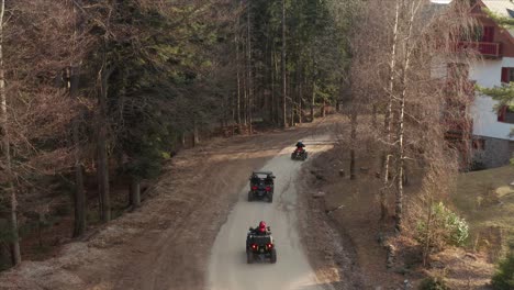 Quads-Y-Vehículos-4wd-Conduciendo-En-Pistas-De-Montaña-Europeas-Remotas,-Antena-4k