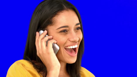 mujer hablando por teléfono en la pantalla azul
