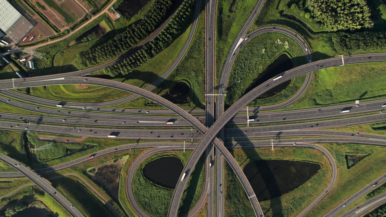 взгляд с воздуха на сложную автомагистральную развязку