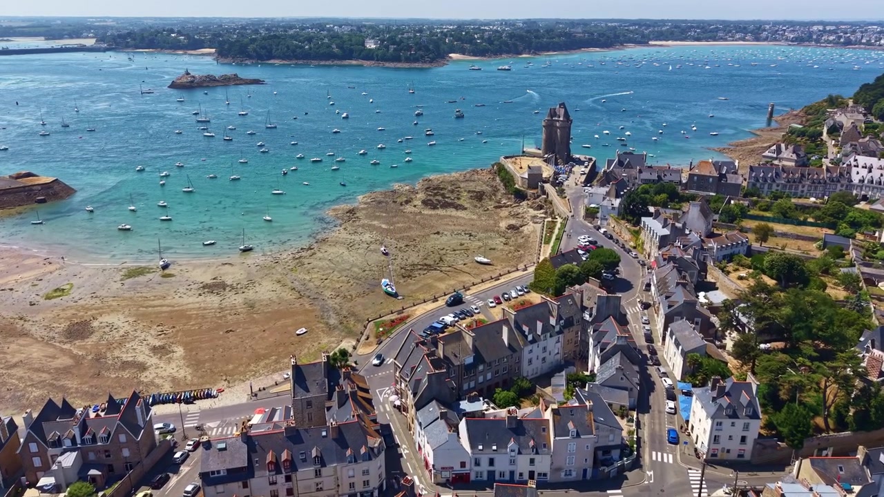 Drone volant vers la Tour Solidor au-dessus de la plage, du littoral et du port de Saint-Servan à Saint-Malo, Bretagne, France, par une journée d'été ensoleillée