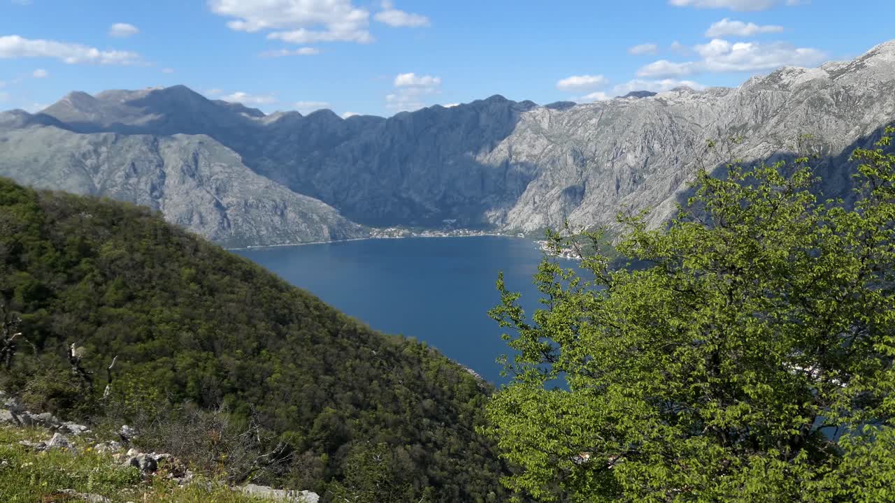 Splendida catena montuosa sul mare, inquadratura di ambientazione, Baia di Cattaro, Montenegro.