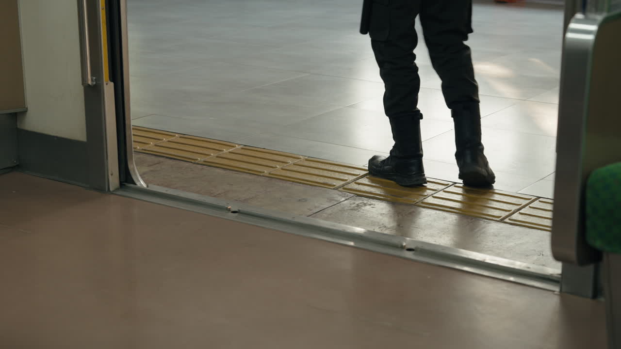 열차 승무원 또는 보안 경비원의 발 열차 공공 교통 대기