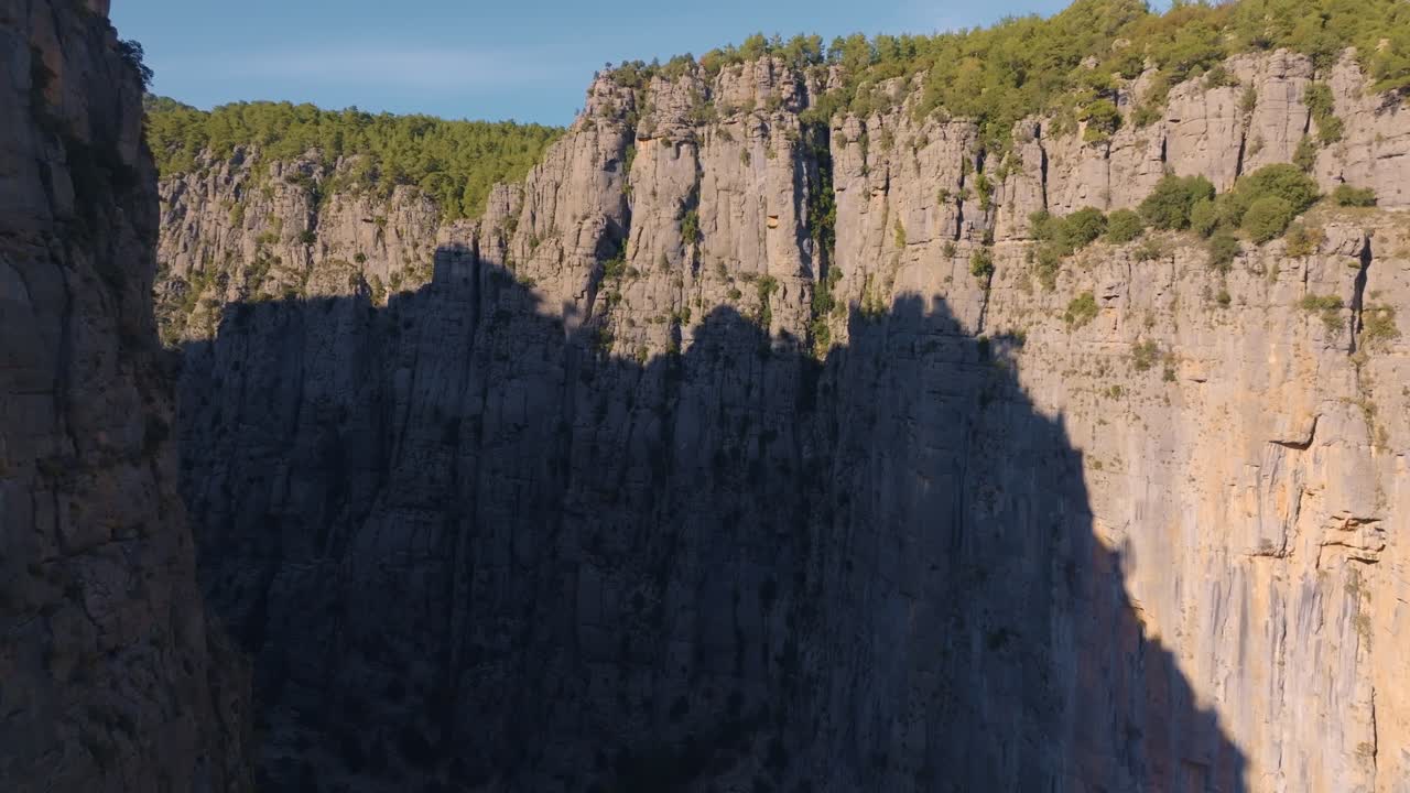 vista aérea de un cañón con acantilados escarpados y bosque exuberante