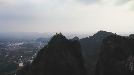 templo budista de la cueva del tigre en la cima de la montaña por encima del valle en tailandia