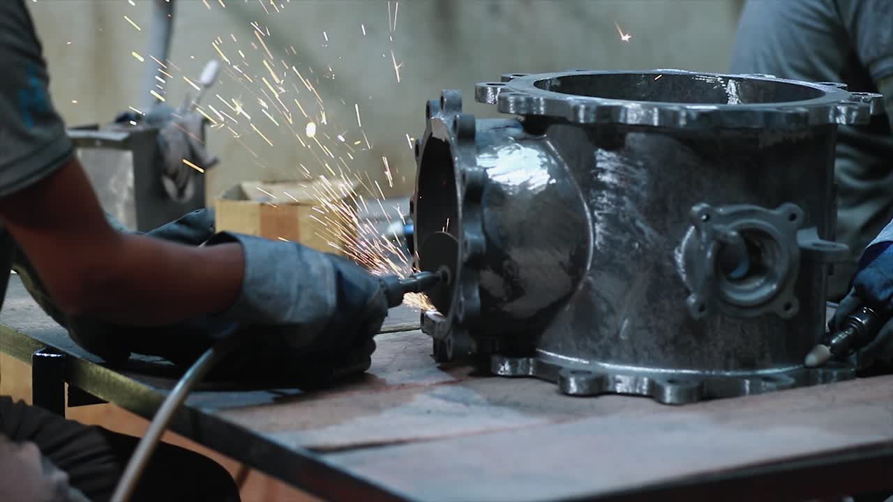 pieza automotriz industrial soldador en fábrica