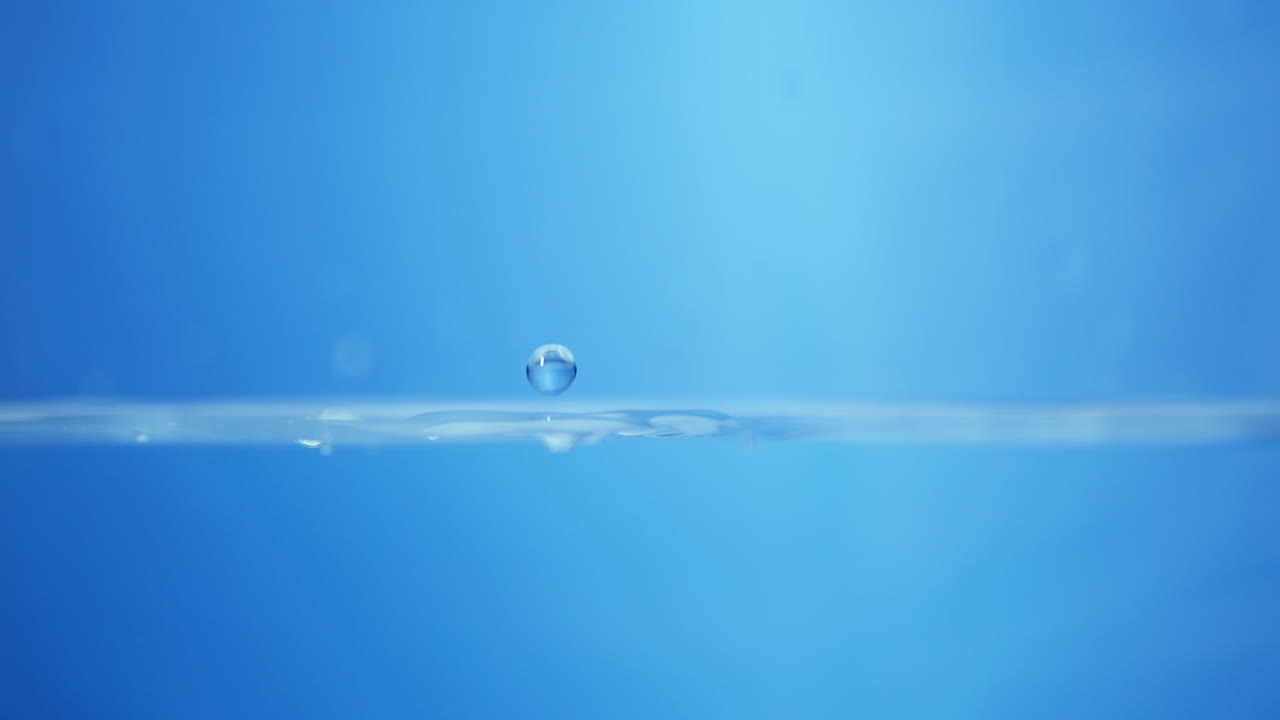 신선한 물, 깨한 물방울이 느린 동작으로 캐스케이딩합니다.