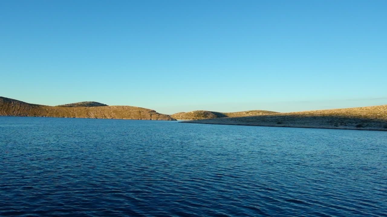 수평선, 푸른 하늘, 푸른 바다가 있는 이른 일몰