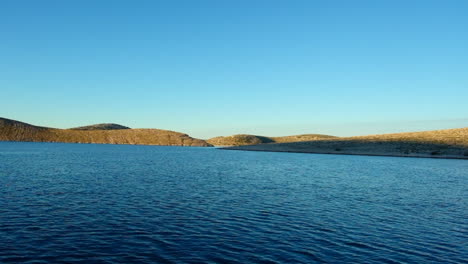 Una-Puesta-De-Sol-Temprana-Con-Un-Horizonte,-Cielo-Azul-Y-El-Mar-Azulado