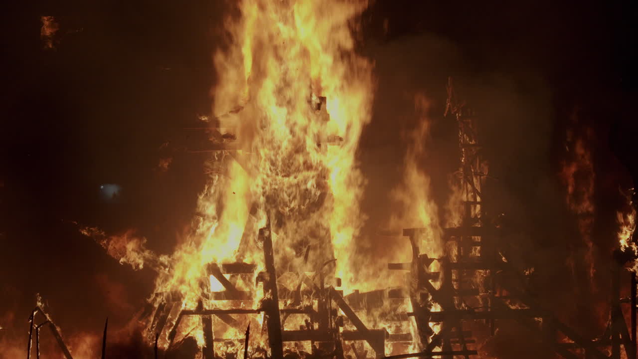 스페인 발렌시아의 거리에서 불타는 불꽃