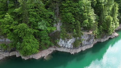 View-of-rocky-mountains-on-lake-Klöntalersee-Glarus-Canton,-Switzerland