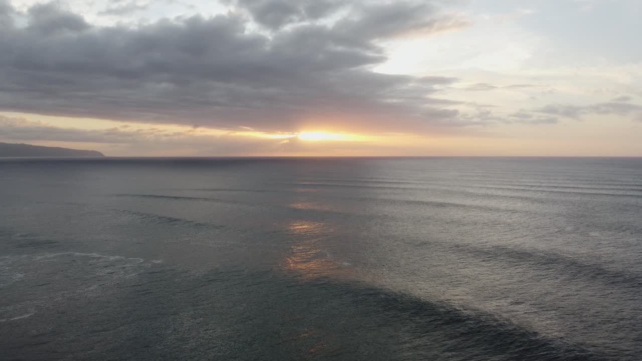toma cinematográfica de drones de 4k de la puesta de sol sobre el océano en el oleoducto banzai en la costa norte de oahu