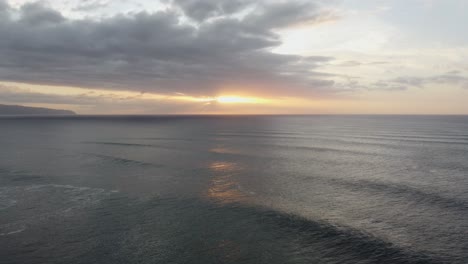 Toma-Cinematográfica-De-Drones-De-4k-De-La-Puesta-De-Sol-Sobre-El-Océano-En-El-Oleoducto-Banzai-En-La-Costa-Norte-De-Oahu