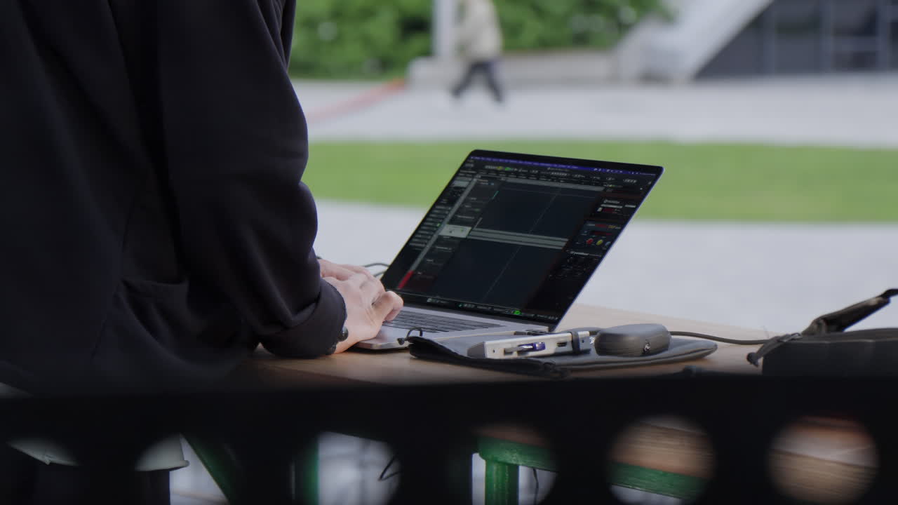 야외에서 노트북으로 일하는 사람