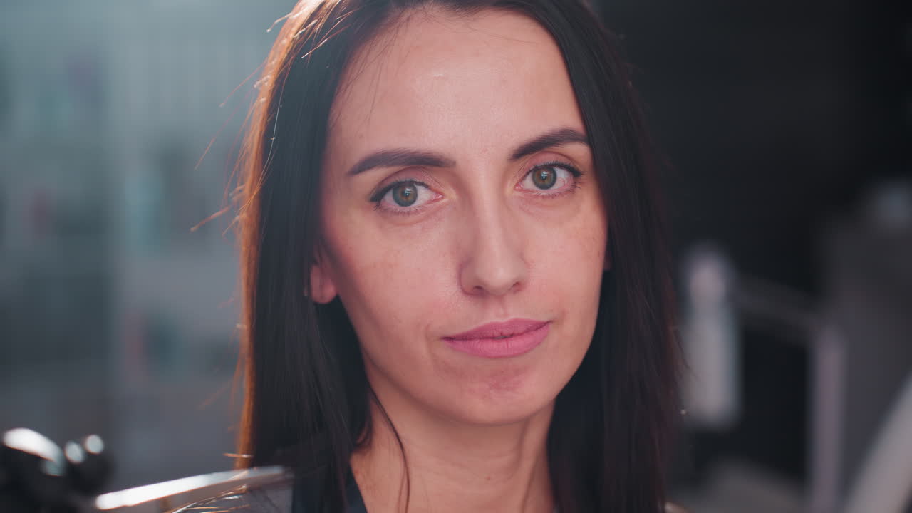 Mujer serena pensando en un cambio de look; una mujer refinada, absorta en sus pensamientos sobre su próximo corte de pelo; una clienta elegante, inmersa en una reflexión tranquila mientras valora un nuevo peinado.