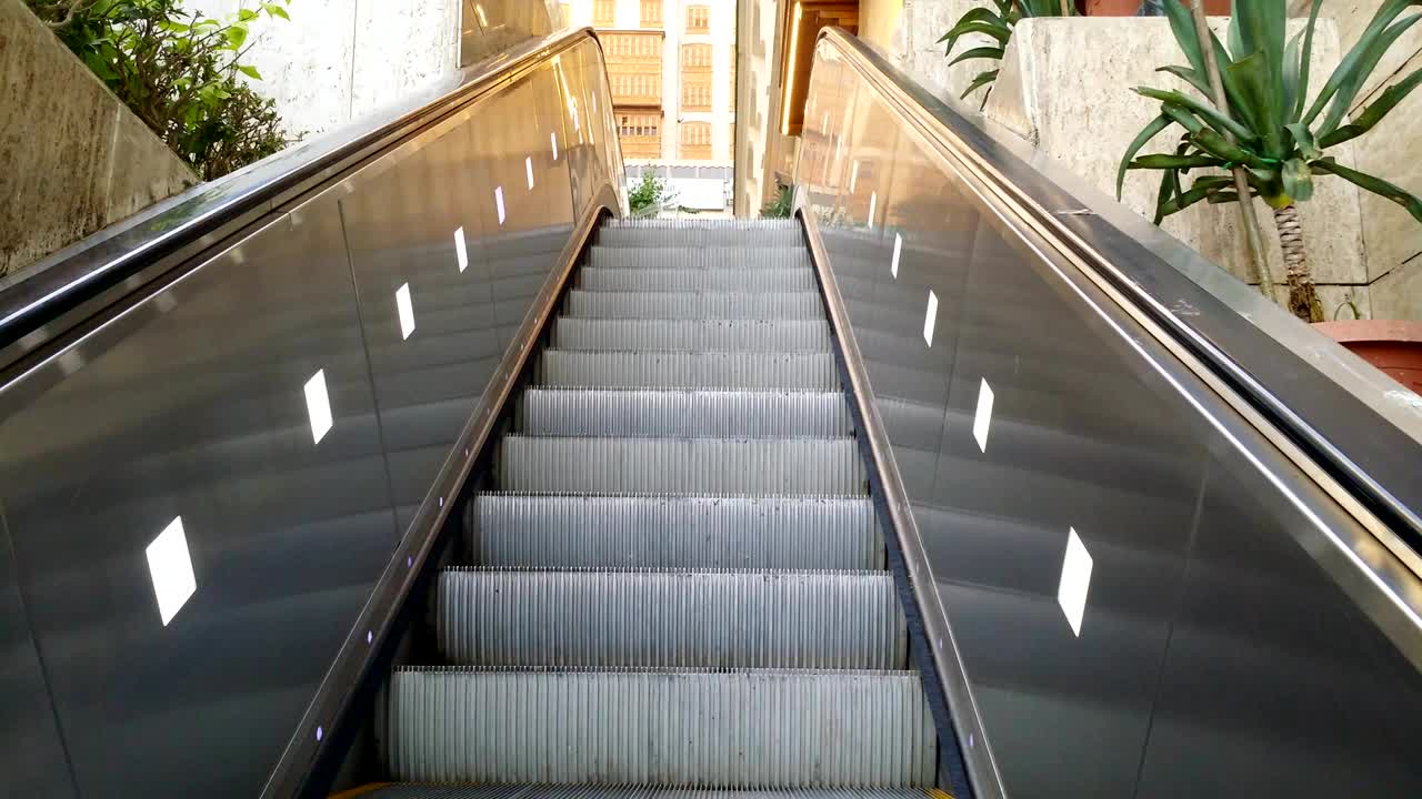 에스컬레이터가 올라가고 있어요