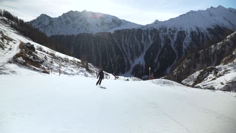 Esquiador-Gira-Lentamente-Mientras-Un-Snowboarder-Lo-Pasa-En-Una-Ladera-Blanca-Y-Limpia-En-Los-Alpes-Austríacos