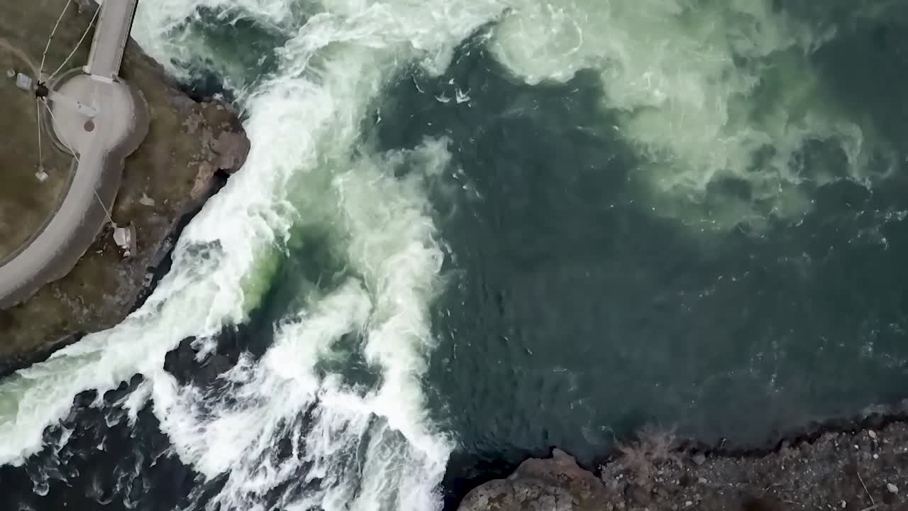 hermosas olas blancas de las cataratas spokane en washington - vista superior