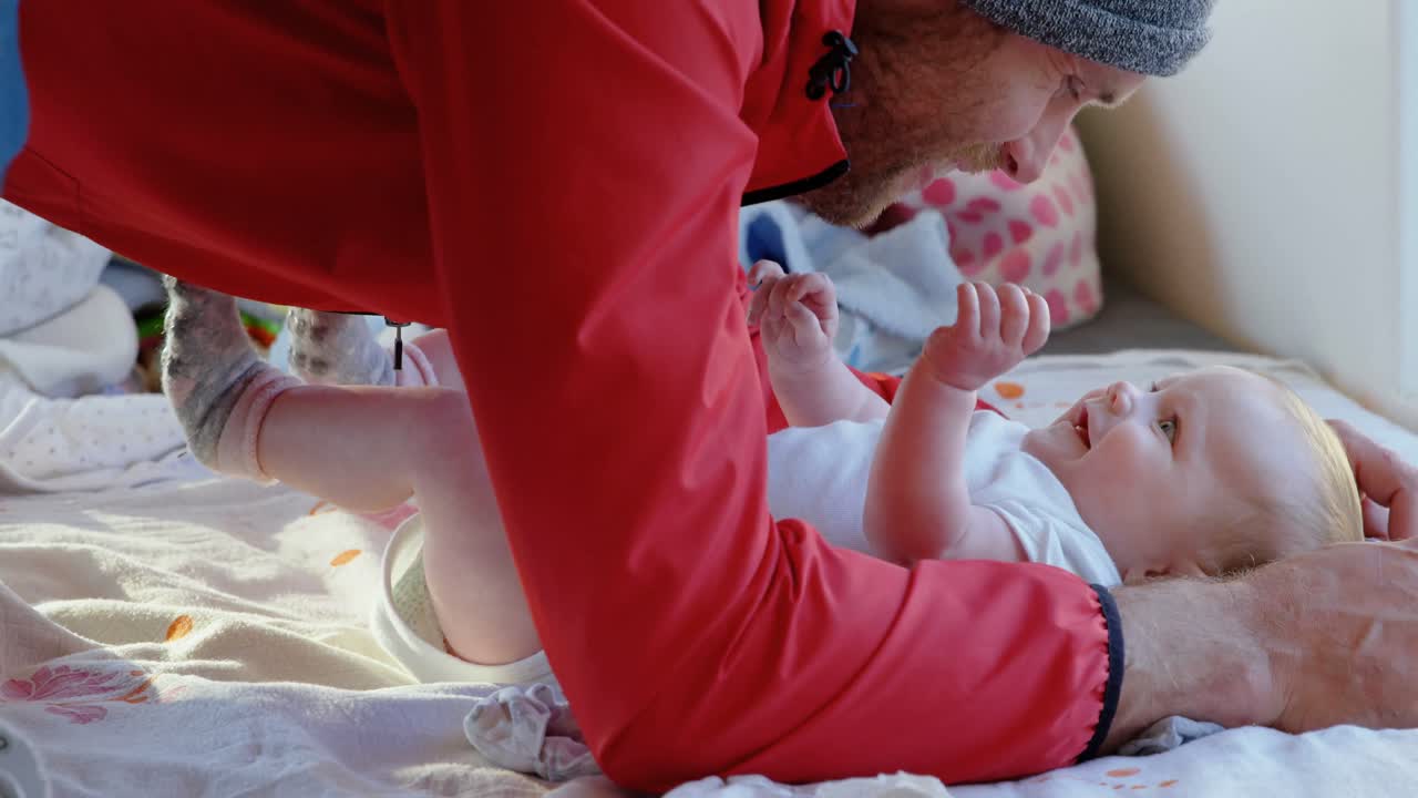 아기 의 옷 을 벗고 있는 아버지 4k