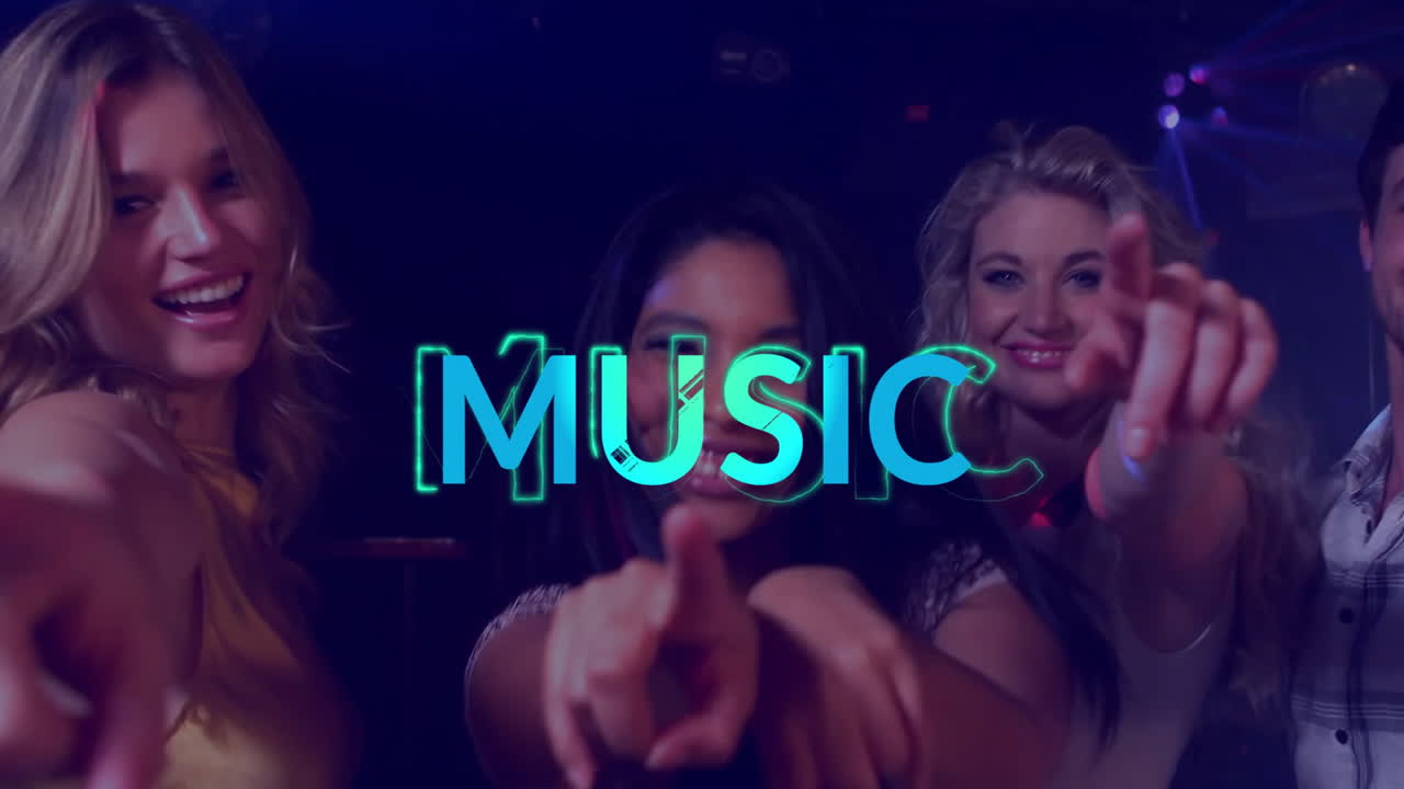 카메라를 가리키며, 음악 텍스트 애니메이션을 가진 세 명의 여성