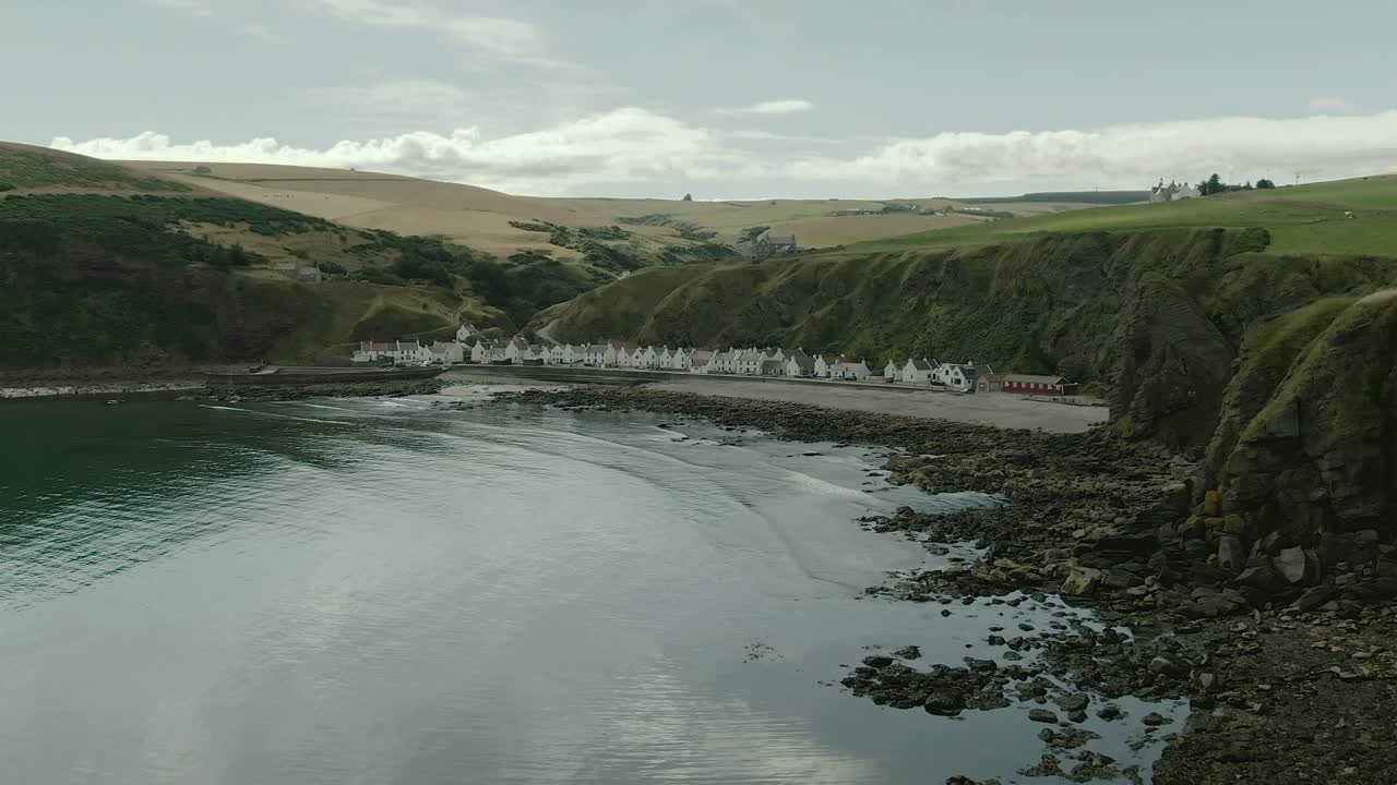 vista aérea del pueblo de pennan en la costa de aberdeenshire en un día de verano