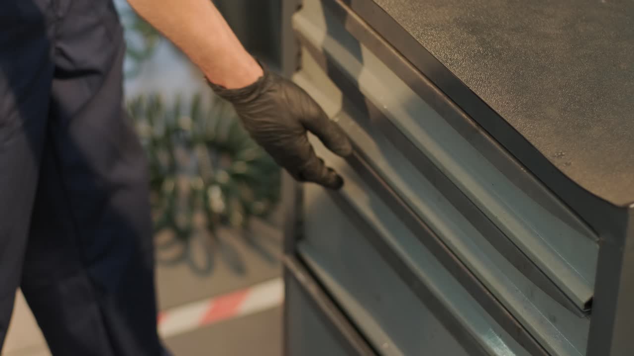 el mecánico de automóviles está cambiando el aceite del motor en un motor en la estación de automóviles. cambio de aceite automatizado con equipos modernos