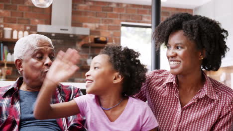 Familia-Multigeneracional-Relajándose-Juntos-En-El-Sofá-De-Casa