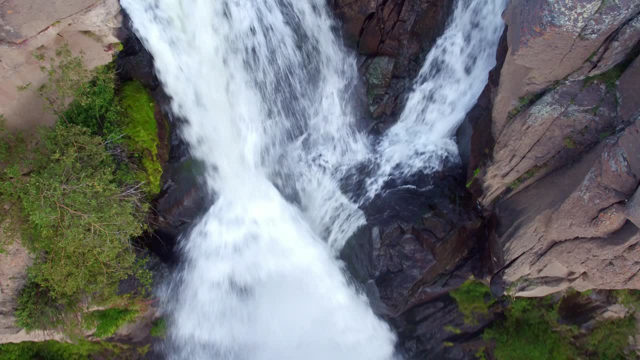 vista de drones de una cascada de big creek en colorado