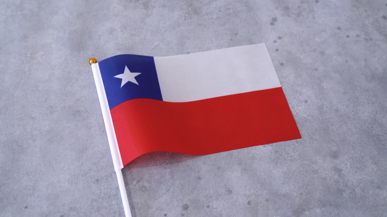 Bandiera del Cile con sfondo grigio. Concetto di paese sudamericano.