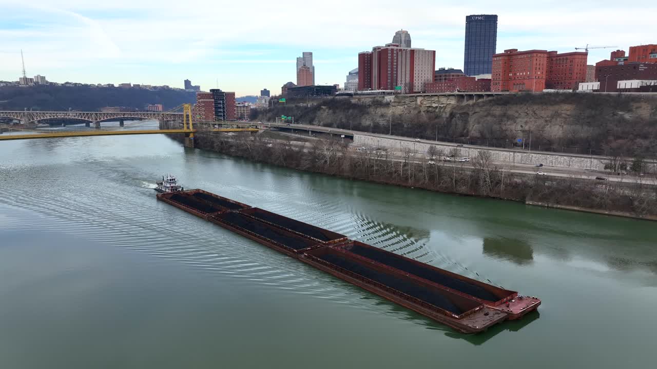펜실베이니아 주 피츠버그의 모노가힐라 강에서 바지선의 공중 총격