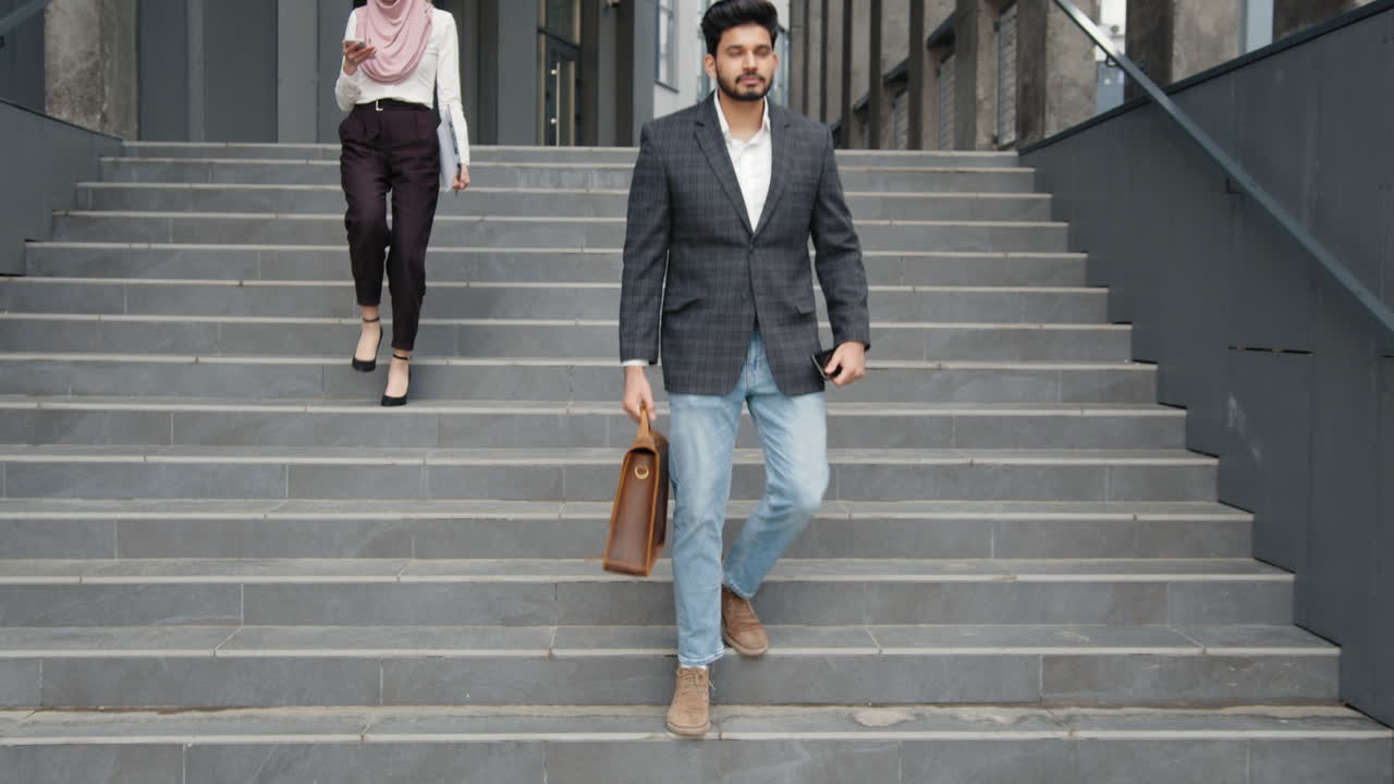 profesionales de negocios subiendo las escaleras