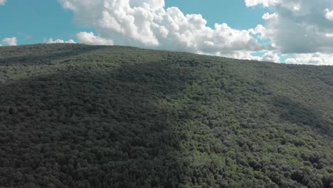 Short-drone-ascent-next-to-a-mountain-in-the-Catskill-Mountains-of-New-York-State