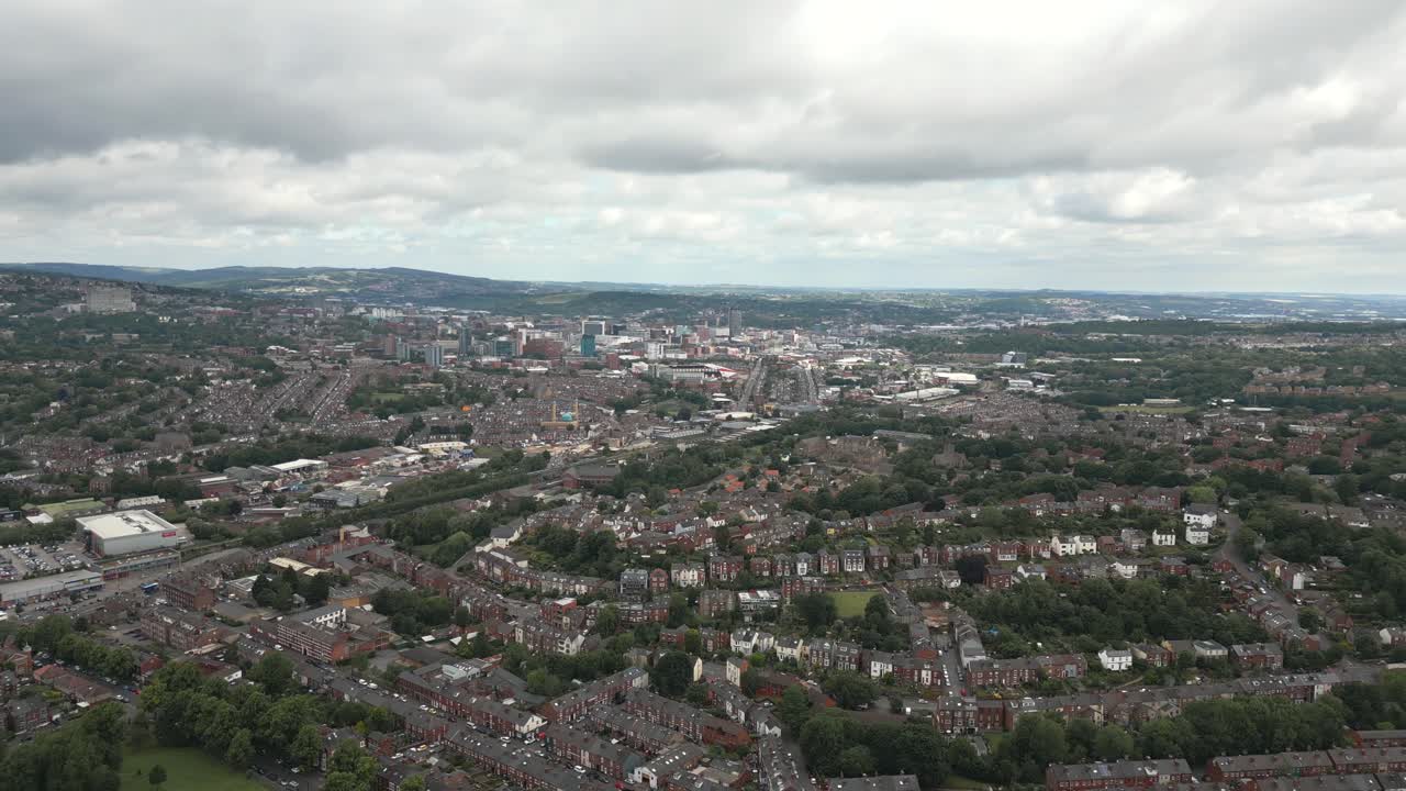 imágenes aéreas de drones dando vueltas sobre sheffield, nublado, tiro ancho