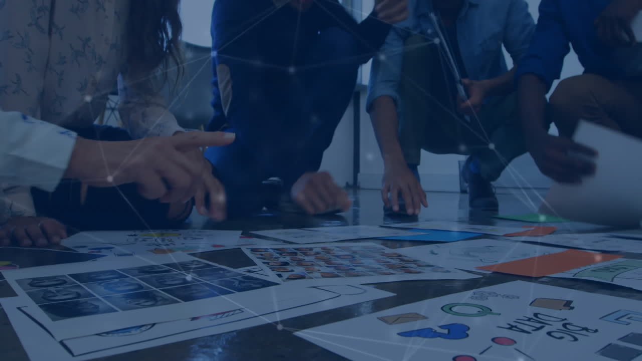 사무실에서 일을 논의하는 백인 동료들에 대한 연결 네트워크의 활성화