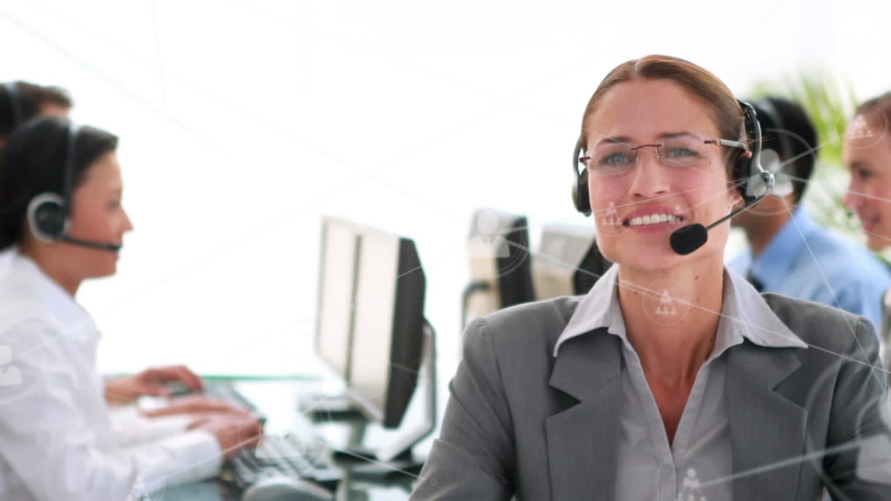 animación de la red de conexiones a través de personas de negocios que usan auriculares telefónicos