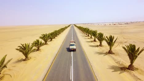 Antenne-über-Einem-4-WD-Jeep-Auf-Einer-Straße-In-Der-Nähe-Von-Swakopmund-Skelett-Küste-Namibia-Afrika