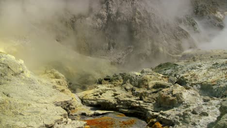 Heißer-Dampfrauch,-Der-Aus-Der-Fumerole-Des-Schwefelauslasses-Auf-Der-Weißen-Insel-Aufsteigt