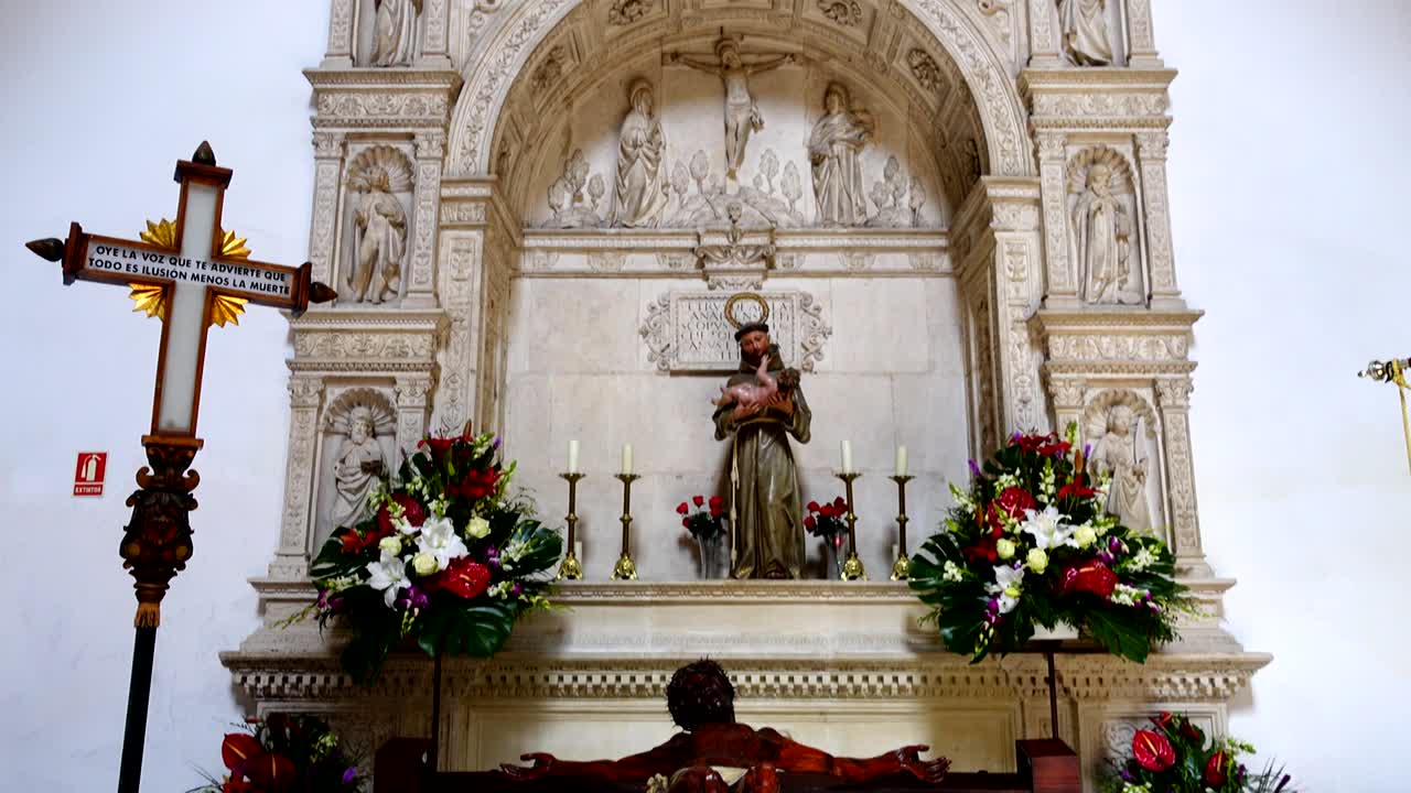 el interior del monasterio de san juan de los reyes.