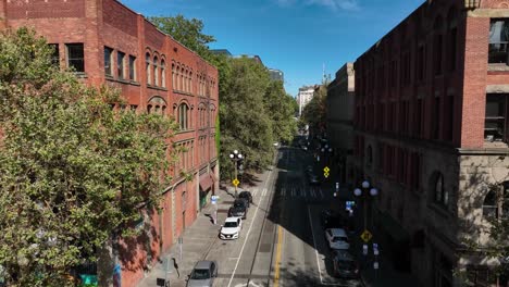 Drone-Volando-Entre-Edificios-De-Apartamentos-De-Seattle-Hechos-De-Ladrillo-En-El-Barrio-De-La-Plaza-Pionera