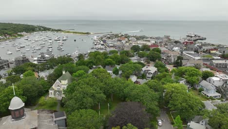 Disparo-De-Un-Dron-Sobrevolando-Una-Ciudad-En-Cape-Cod,-Massachusetts