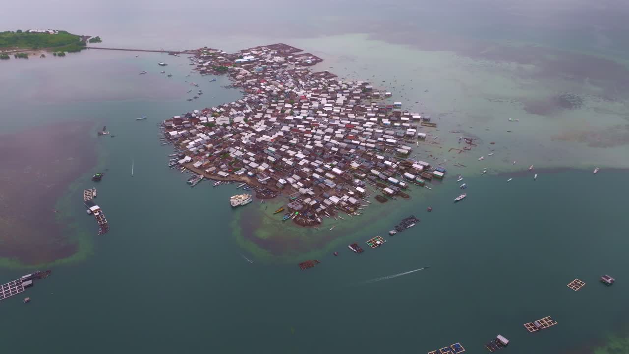 Pelabuhan yang dipenuhi perahu nelayan tradisional, Pulau Bungin, Indonesia
