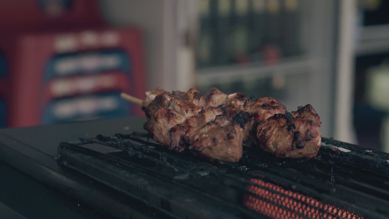 carne de barbacoa frita en la estufa eléctrica en una cafetería de comida rápida