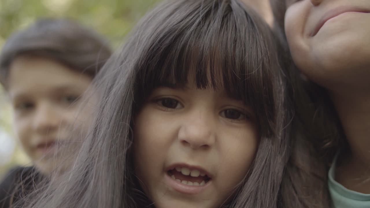retrato de primer plano de niños mirando a la cámara y sonriendo