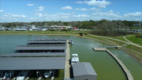 Drone-shot,-flying-down-the-docks-at-Clarksville-Marina-in-Clarksville,-Tennessee