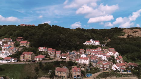 North-York-Moors,-Heritage-Coast,-Runswick-Bay,-Drohnenaufnahmen-Des-Dorfes,-Best-Beach-Award-UK---Clip-7