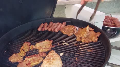 Quitando-Los-Dedos-De-Carne-Picada-Llamados-Cevapcici-De-La-Parrilla-De-Carbón-Con-Abrazaderas-De-Acero